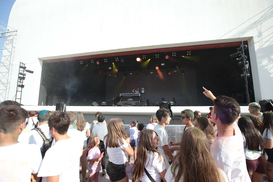 Miles de personas han cubierto el Niemeyer de colores con la celebración de esta fiesta que celebra la alegría