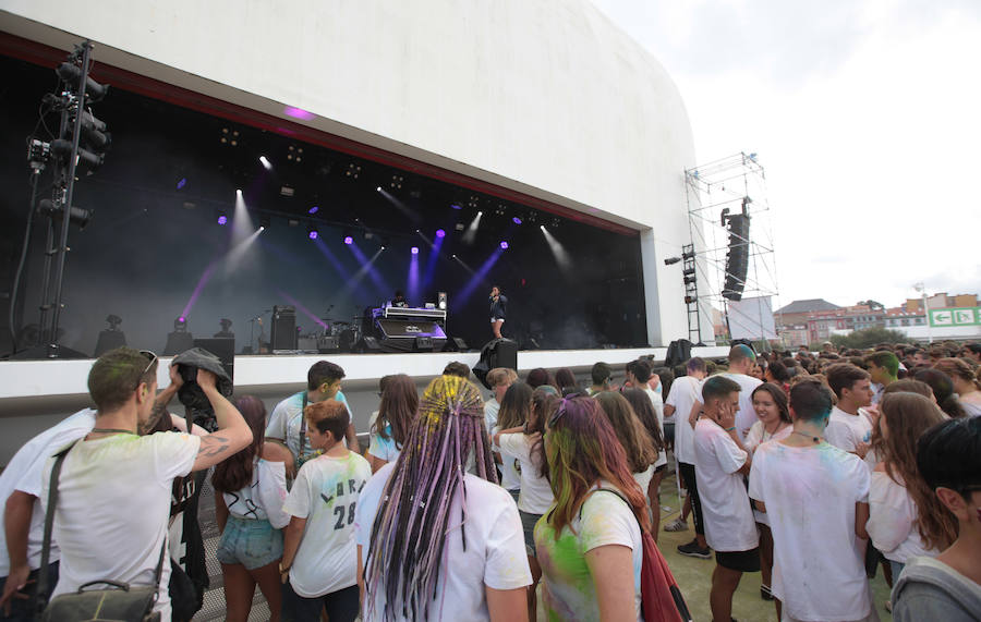 Miles de personas han cubierto el Niemeyer de colores con la celebración de esta fiesta que celebra la alegría