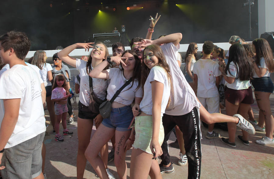 Miles de personas han cubierto el Niemeyer de colores con la celebración de esta fiesta que celebra la alegría