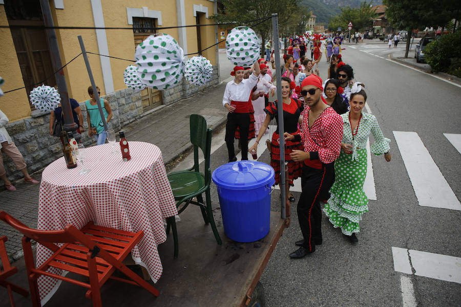 La mayoría de los vecinos de Rioseco, en Sobrescobio, se animaron a desfilar por las calles de la localidad