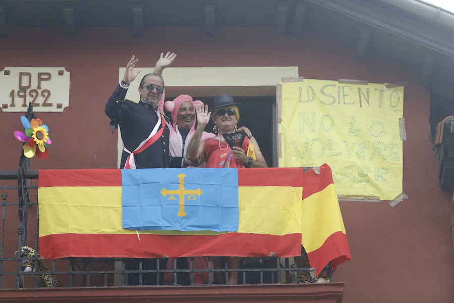 La mayoría de los vecinos de Rioseco, en Sobrescobio, se animaron a desfilar por las calles de la localidad