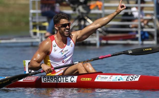 Carlos Garrote celebra su medalla de oro.