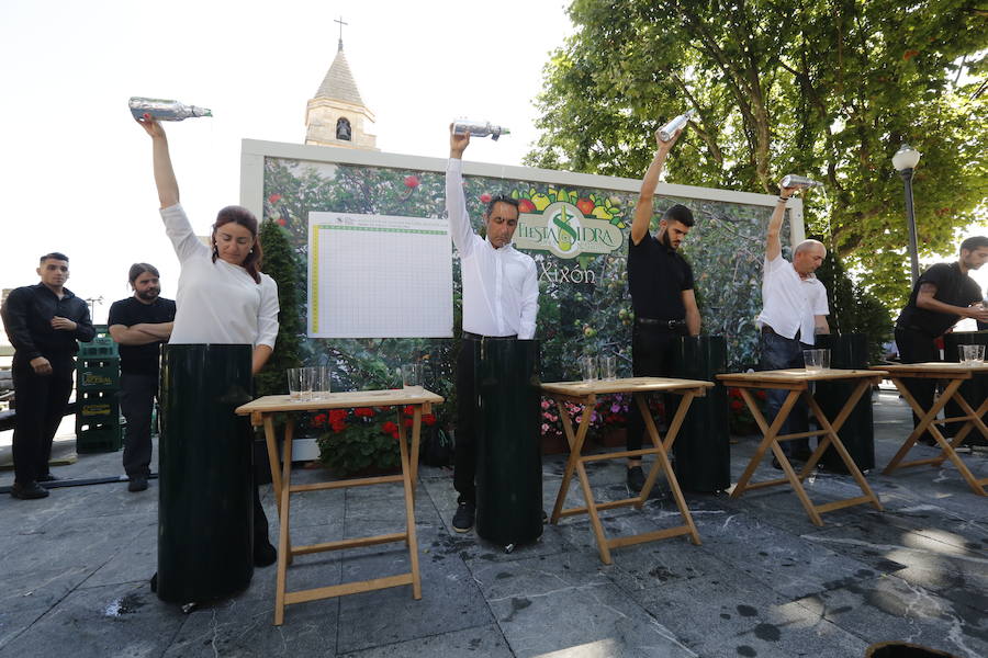 Un año más la traficional cita en la plaza Mayor contó con una gran afluencia de personas que pudieron disfrutar de unos culinos de sidra gratis