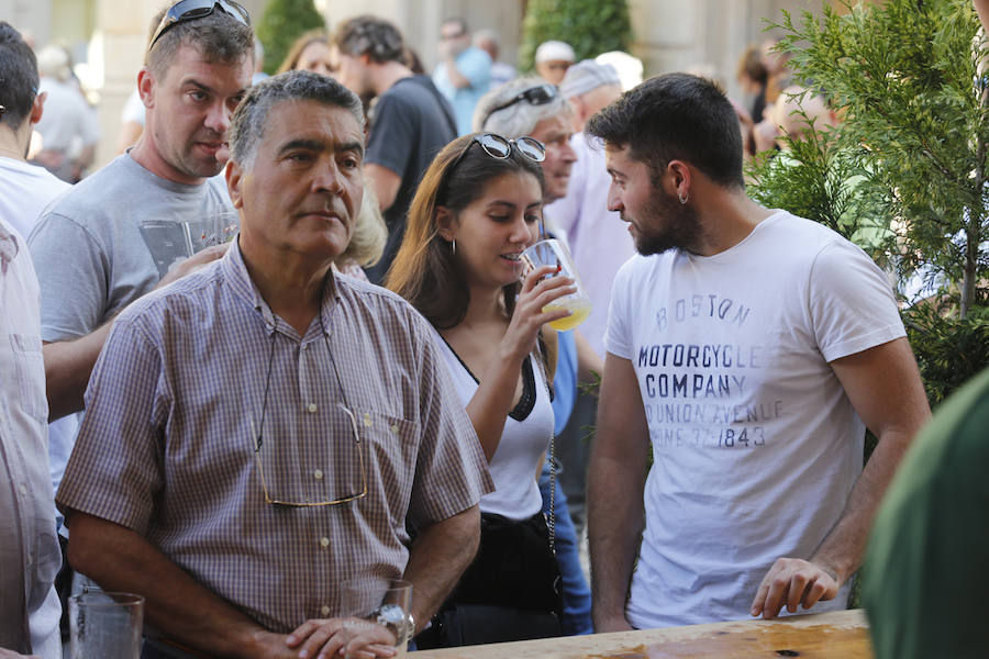 Un año más la traficional cita en la plaza Mayor contó con una gran afluencia de personas que pudieron disfrutar de unos culinos de sidra gratis