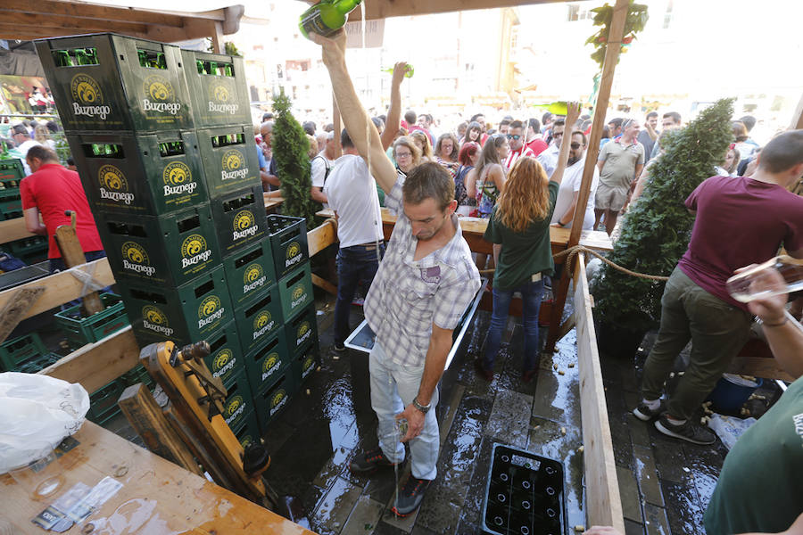 Un año más la traficional cita en la plaza Mayor contó con una gran afluencia de personas que pudieron disfrutar de unos culinos de sidra gratis