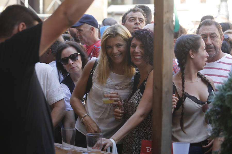 Un año más la traficional cita en la plaza Mayor contó con una gran afluencia de personas que pudieron disfrutar de unos culinos de sidra gratis
