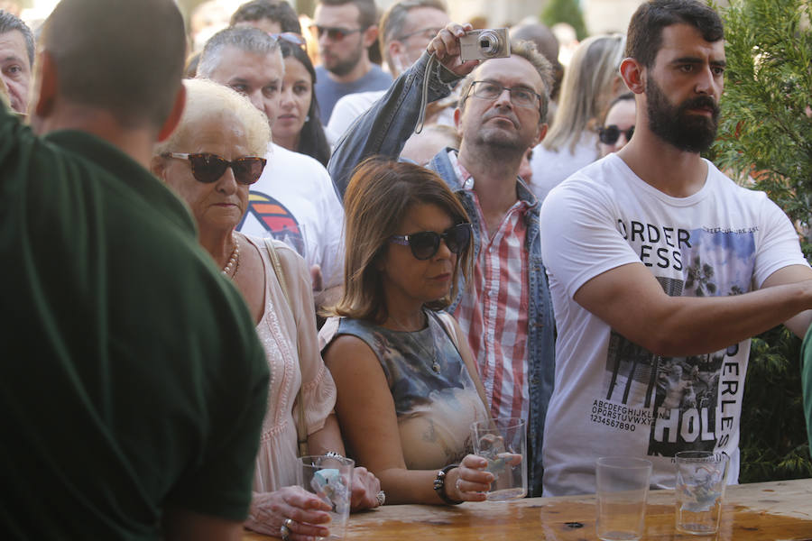 Un año más la traficional cita en la plaza Mayor contó con una gran afluencia de personas que pudieron disfrutar de unos culinos de sidra gratis