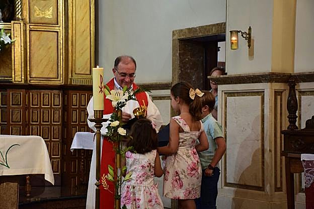 Eduardo Solís recibiendo ayer el cáliz de regalo por sus 25 años. 