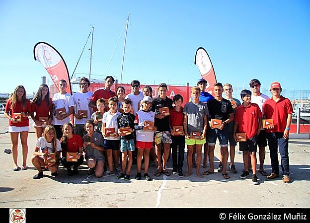 Los ganadores de la VII Regata Villa de Gijón, tras la clausura de la competición. 