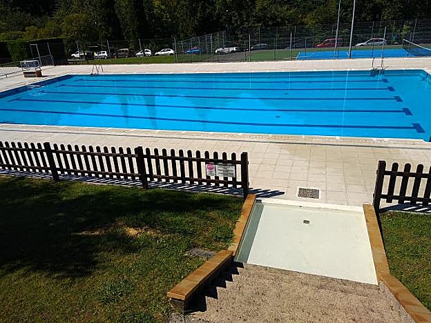 Vista de la piscina de Infiesto, cerrada ayer, desde la carretera. 