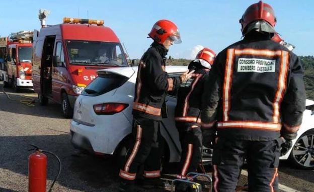 Bomberos trabajan en el lugar del accidente. 