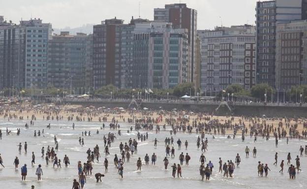 Un incidente con surfistas abre el debate sobre las zonas de baño