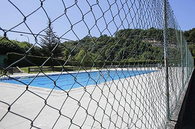 Piscina de Infiesto, cerrada ayer a la espera de la renovación de las aguas. 