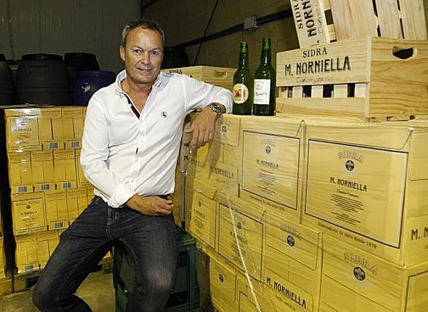 José Antonio Norniella en el llagar con la sidra de la que está tan orgulloso. 