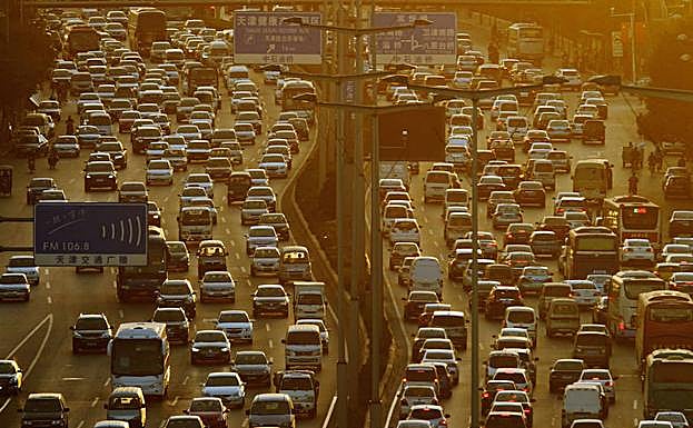 China pone a los repartidores de comida a controlar el tráfico