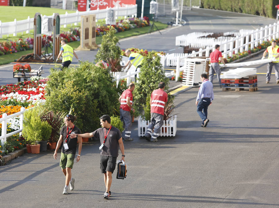 A pocas horas de que comience el CSIO 2018, el personal se afana para que todo esté listo en el recinto de Las Mestas. También los jinetes ponen a punto a sus caballos para evitar riesgos en la competición. 