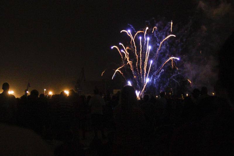 Pirotecnia Xaraiva sorprende en la ría con un intenso espectáculo de fuegos artificiales