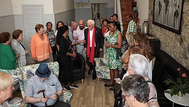 El padre Ángel conversó con los voluntarios. 