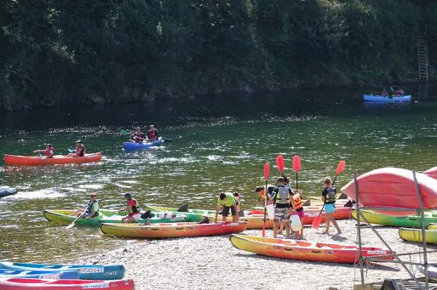 Clientes de las empresas de turismo activo durante el descenso del río Sella. 