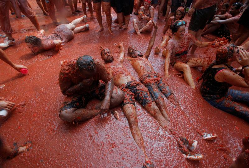 La localidad valenciana de Buñol se ha teñido de fiesta en la popular Tomatina, que ha congregado a unas 20.000 personas han lanzado unos 145.000 kilos de tomate repartidos en siete camiones, cifras que confirman que es una de las grandes citas festivas del verano en España. 