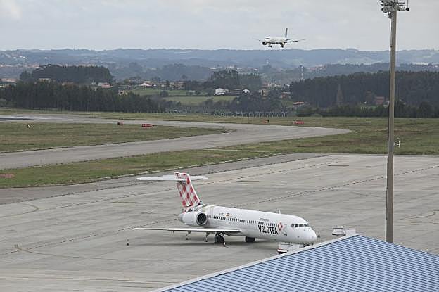 En la parte superior de la imagen, un avión de Vueling inicia la aproximación a la pista del aeropuerto sobre los 113 reflectores. 