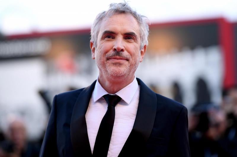 El director mexicano Alfonso Cuarón posa a su llegada al estreno de su cinta "Roma" en el ámbito del 75º Festival Internacional de Venecia.