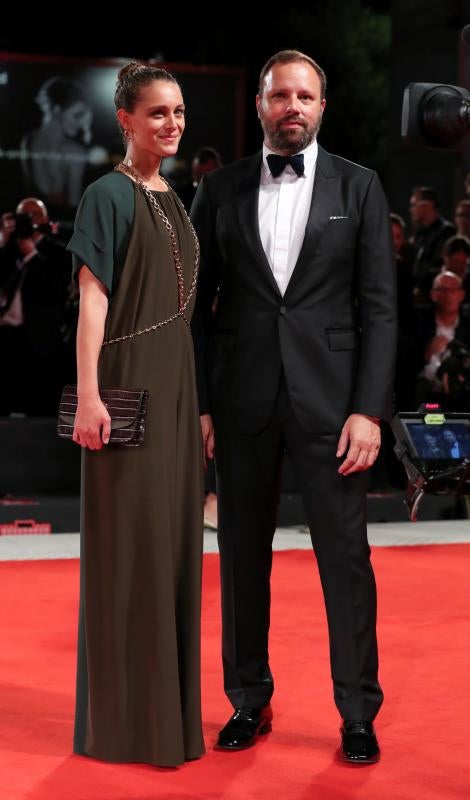 Yorgos Lanthimos y su mujer, Ariane Labed, a su llegada a la presentación de la película "The Favourite" durante el Festival Internacional de Cine de Venecia. 