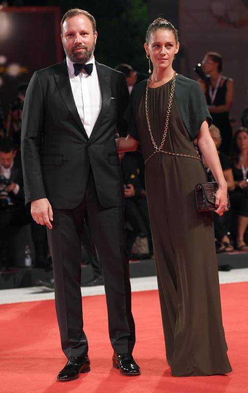 El actor griego Yorgos Lanthimos (i) y su esposa la actriz francesa Ariane Labed (D) posa a su llegada a la presentación de la película "The Favourite" durante el Festival Internacional de Cine de Venecia.