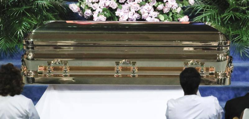 Familiares, amigos y personalidades del mundo de la música y la política, entre otros, se han personado en el funeral de la artista para homenajearla por última vez.