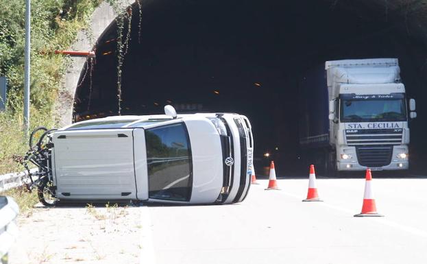 La furgoneta quedó volcada en la calzada.