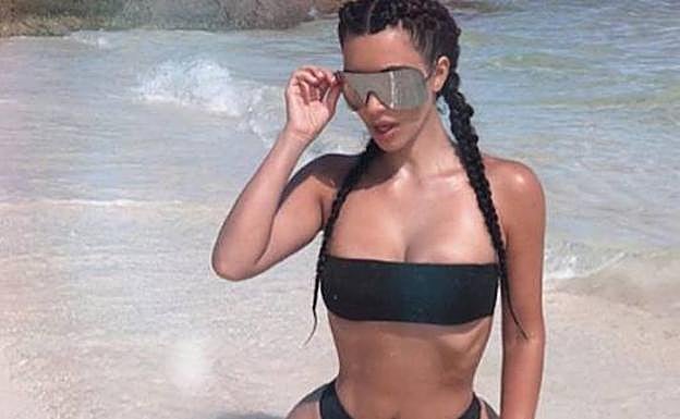 Kim Kardashian, en la playa.