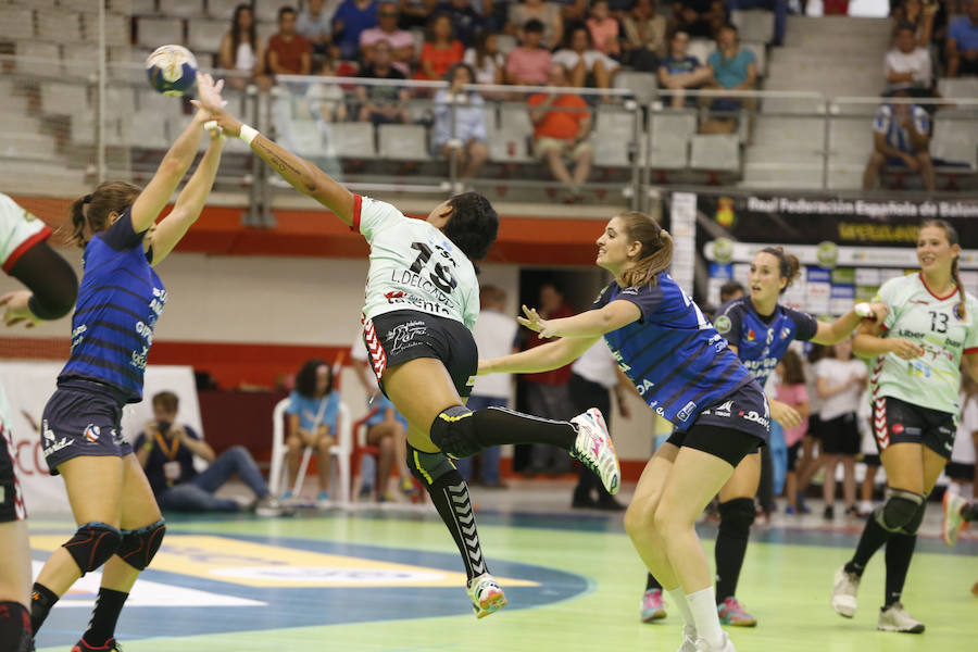 El Bera Bera, de San Sebastián, ha conquistado en el Palacio de Deportes de Gijón la Supercopa de España femenina ante un voluntarioso Liberbank Gijón (17-25).