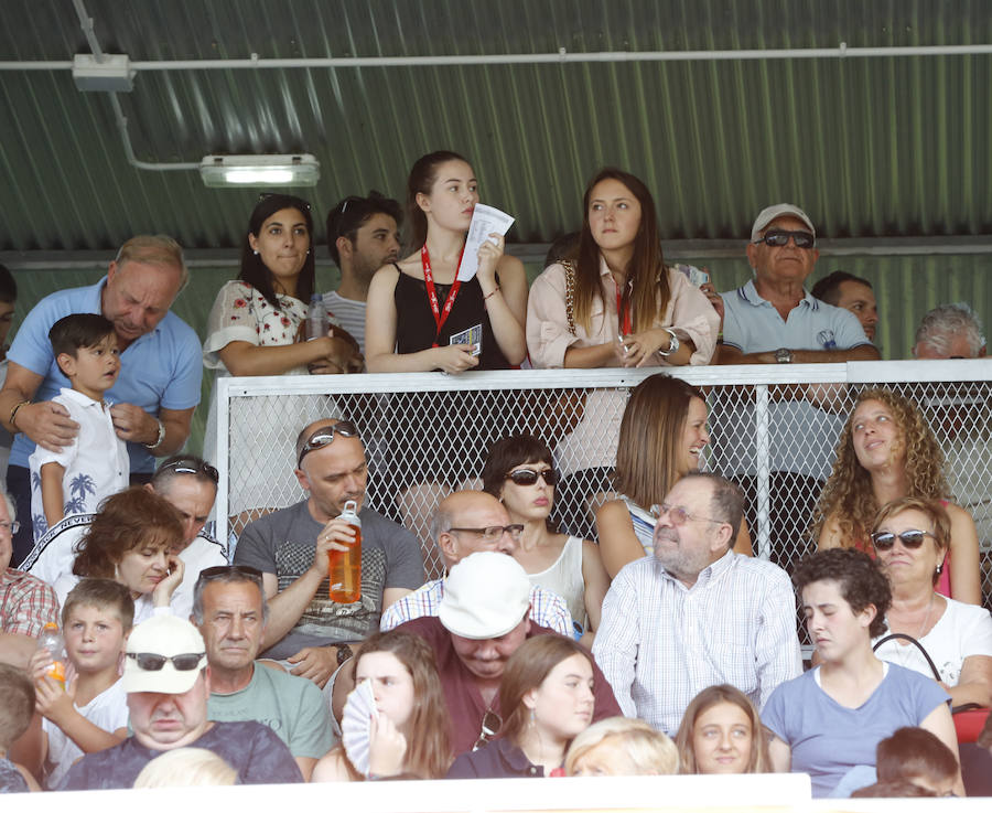 La última jornada del CSIO Gijón ha congregado a miles de seguidores en el complejo de Las Mestas, animados por un día de pleno verano. 