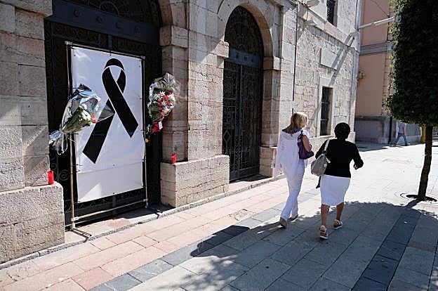 Crespón en la fachada del Ayuntamiento de Llanes. 