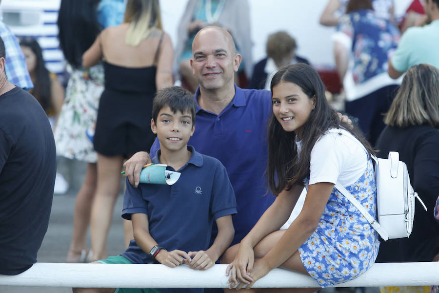 La última jornada del CSIO Gijón ha congregado a miles de seguidores en el complejo de Las Mestas, animados por un día de pleno verano. 