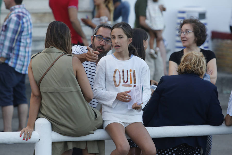 La última jornada del CSIO Gijón ha congregado a miles de seguidores en el complejo de Las Mestas, animados por un día de pleno verano. 