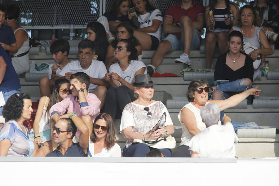 La última jornada del CSIO Gijón ha congregado a miles de seguidores en el complejo de Las Mestas, animados por un día de pleno verano. 