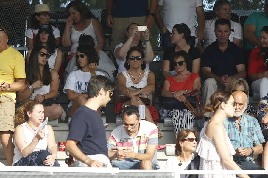 La última jornada del CSIO Gijón ha congregado a miles de seguidores en el complejo de Las Mestas, animados por un día de pleno verano. 