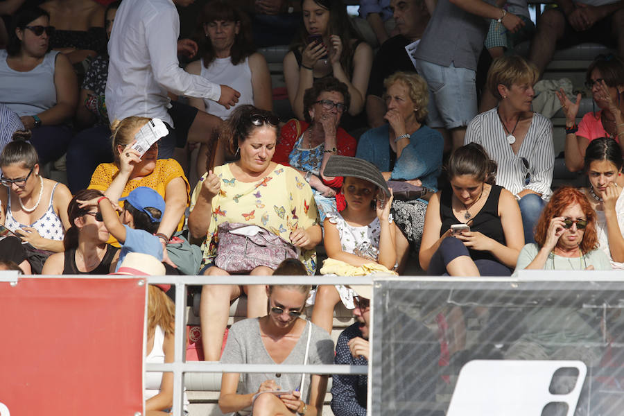 La última jornada del CSIO Gijón ha congregado a miles de seguidores en el complejo de Las Mestas, animados por un día de pleno verano. 