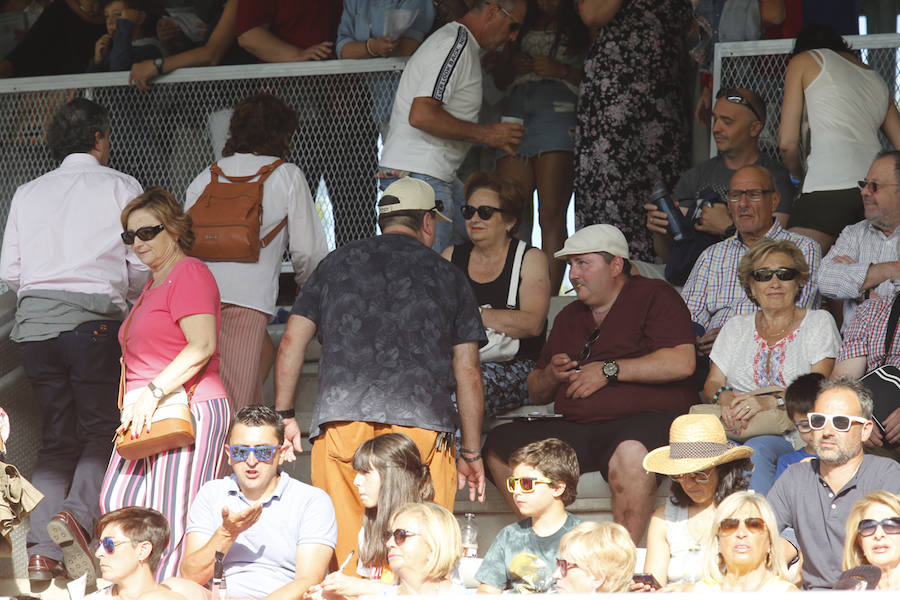 La última jornada del CSIO Gijón ha congregado a miles de seguidores en el complejo de Las Mestas, animados por un día de pleno verano. 