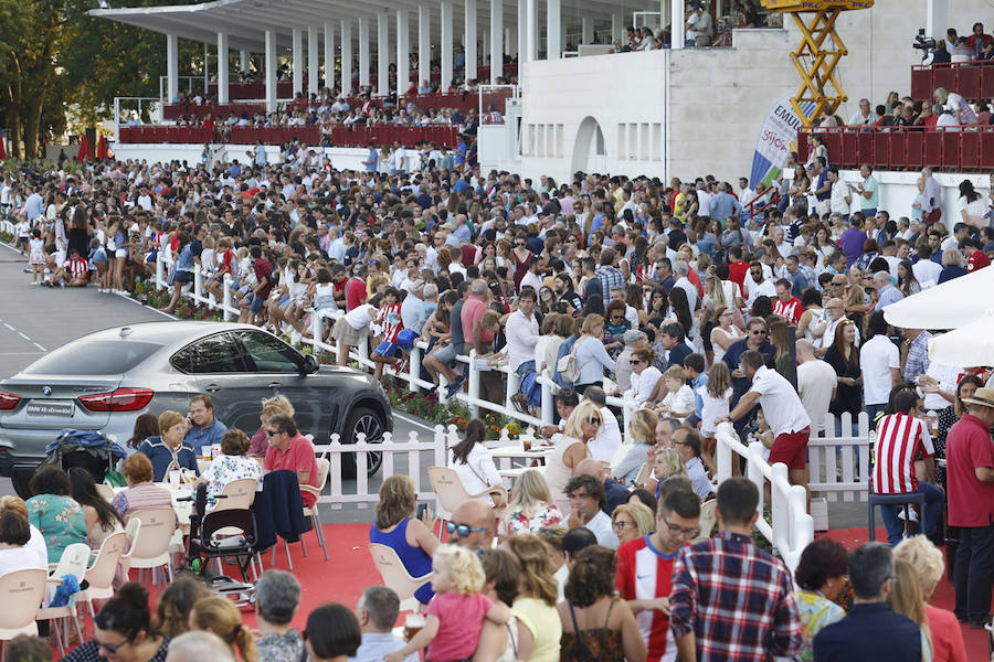 La última jornada del CSIO Gijón ha congregado a miles de seguidores en el complejo de Las Mestas, animados por un día de pleno verano. 
