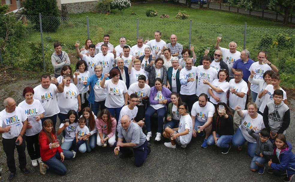 Los vecinos del pueblo de Moal, en Cangas del Narcea, brindan tras conocer que son el Pueblo Ejemplar de Asturias 2018.