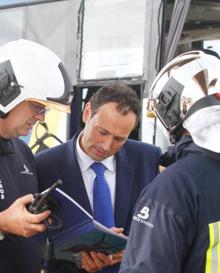 Imagen secundaria 2 - Francisco del Busto atiende a los medios en el Hospital San Agustín, donde han ido varios de los heridos. A la derecha, Guillermo Martínez en el lugar del suceso.