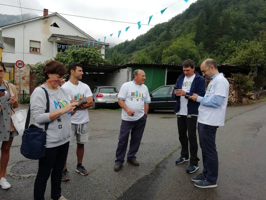 Los vecinos de esta localidad de Cangas del Narcea celebraron haber recibido esta distinción con champán y voladores. Un pueblo unido que con cerca de 90 habitantes cuenta con tres asociaciones, apuesta por el desarrollo rural y convive dentro del Parque Natural Fuentes del Narcea, Degaña e Ibias