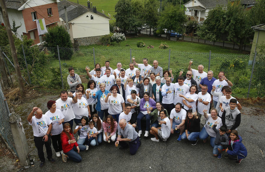 Los vecinos de esta localidad de Cangas del Narcea celebraron haber recibido esta distinción con champán y voladores. Un pueblo unido que con cerca de 90 habitantes cuenta con tres asociaciones, apuesta por el desarrollo rural y convive dentro del Parque Natural Fuentes del Narcea, Degaña e Ibias