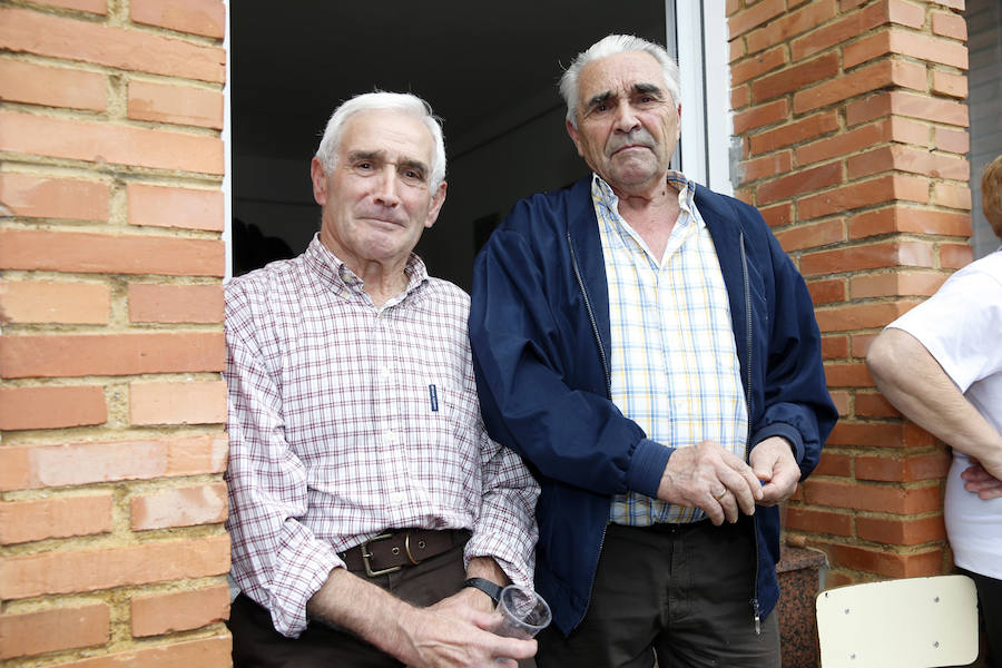 Los vecinos de esta localidad de Cangas del Narcea celebraron haber recibido esta distinción con champán y voladores. Un pueblo unido que con cerca de 90 habitantes cuenta con tres asociaciones, apuesta por el desarrollo rural y convive dentro del Parque Natural Fuentes del Narcea, Degaña e Ibias