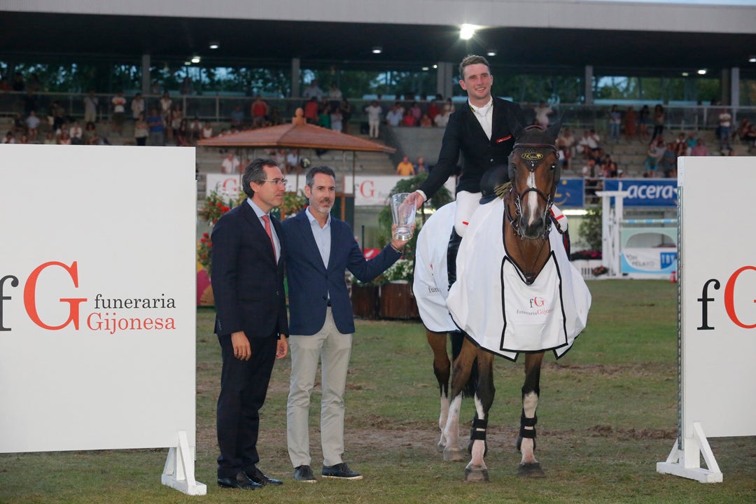 Richard Howley, montando a 'Dolores', se adjudicó este domingo la victoria del Gran Premio del CSIO de Gijón para sumar la quinta victoria irlandesa en las trece pruebas disputas desde el pasado miércoles