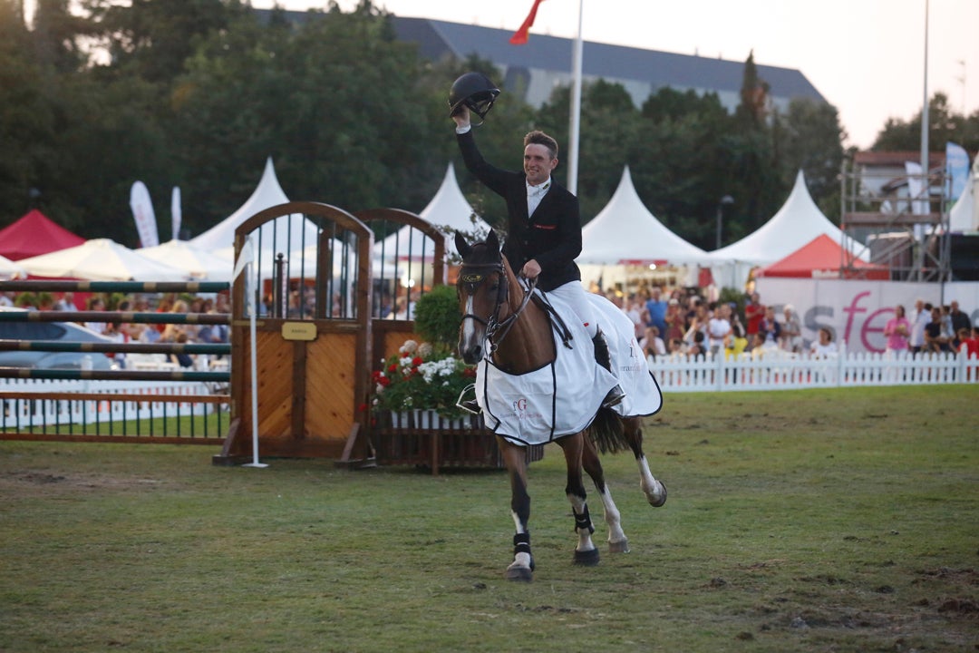 Richard Howley, montando a 'Dolores', se adjudicó este domingo la victoria del Gran Premio del CSIO de Gijón para sumar la quinta victoria irlandesa en las trece pruebas disputas desde el pasado miércoles