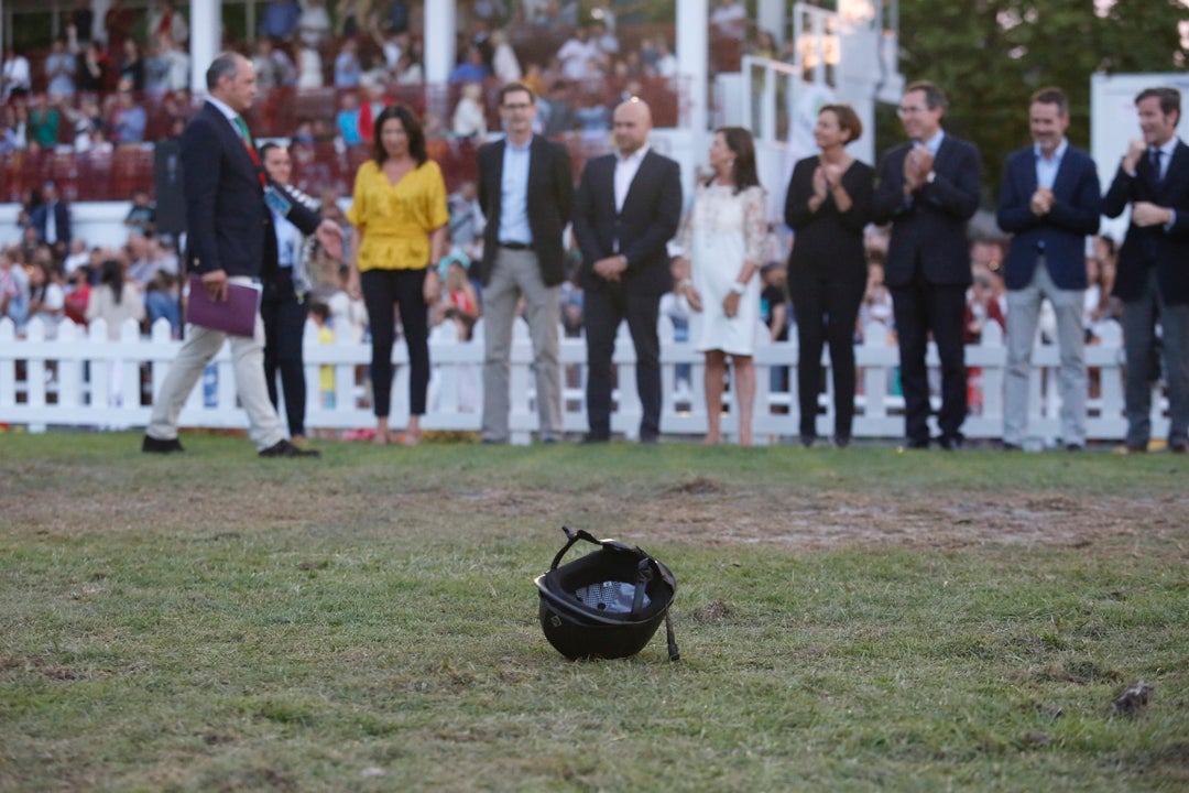 Richard Howley, montando a 'Dolores', se adjudicó este domingo la victoria del Gran Premio del CSIO de Gijón para sumar la quinta victoria irlandesa en las trece pruebas disputas desde el pasado miércoles