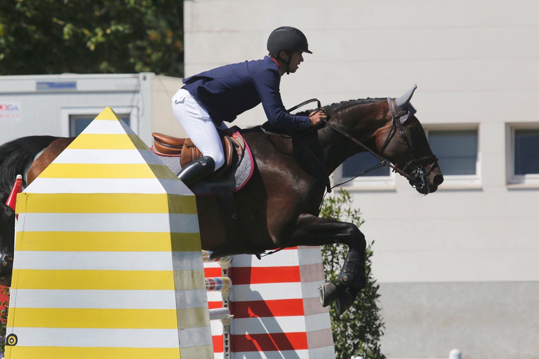 Richard Howley, montando a 'Dolores', se adjudicó este domingo la victoria del Gran Premio del CSIO de Gijón para sumar la quinta victoria irlandesa en las trece pruebas disputas desde el pasado miércoles